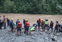 भेटिएनन् यात्रु र बस : धमिलो पानी र तीव्र बहाब उद्धारमा समस्या, अब भोलिमात्रै खोजिने