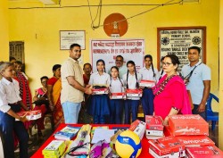 बालमन्दिर आधारभुत बिधालयमा  २सय३० जना छात्र छात्राहरुलाई आवश्यक खेलकुद सामाग्री बितरण 