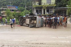 धादिङमा इभी बस दुर्घटना हुँदा १५ जना घाइते