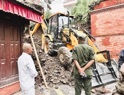 वर्षाले भत्कियो गगन सिंह दरवारको पर्खाल