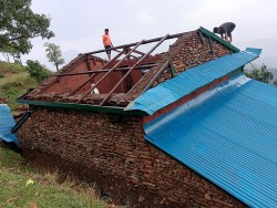 तनहुँमा बिहीबार साँझ आएको हावाहुरीले तीन सय ३३ घर गोठमा क्षति