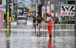 जापानको भारी वर्षाका कारण हजारौं स्थानीयलाई सुरक्षितस्थलमा स्थानान्तरण गरिदै 