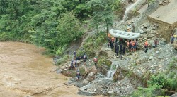 वीरगंजबाट काठमण्डौ तर्फ जाँदै गरेको र काठमण्डौबाट गौरतर्फ आउँदै गरेको बस मुगलिङको पहिरोमा बेपत्ता