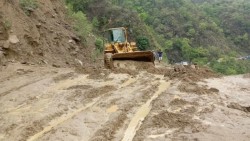  पहिरोले ७ राजमार्ग १८ स्थानमा अवरूद्ध, १५१ ठाउँमा सवारी एकतर्फी