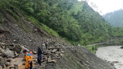 कर्णाली राजमार्ग अवरुद्धले करोडौँको स्याउ अलपत्र