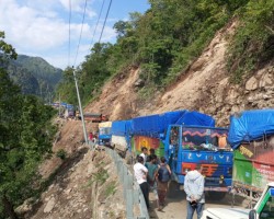 कर्णाली राजमार्ग र करिडोरको ७ ठाउँमा गयो पहिरो