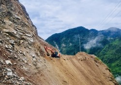 अवरुद्ध भएको मध्य पहाडी राजमार्ग अझै खुलेन