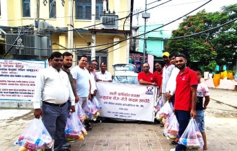 सन नेपाल लाईफ ईन्स्यरेन्सको बार्षिक उत्सवको अवसरमा नारायणी अस्पतालमा फलफुल बितरण