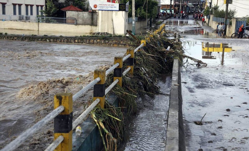 काठमाडौंका विभिन्न ठाउँ डुबानमा, पुलमाथिबाट बाढी 