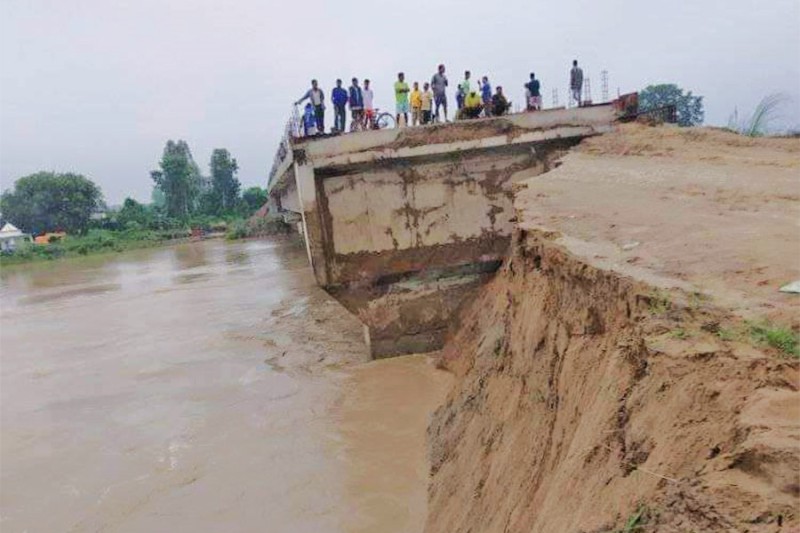 धनगढीमा मोहना नदीले बगायो सशस्त्र प्रहरीको बीओपी भवन